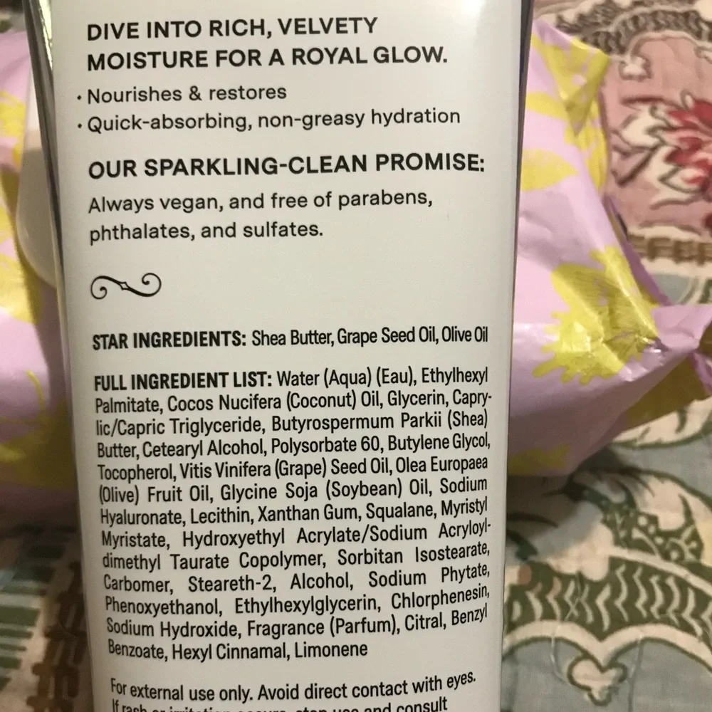 Refreshments Body and Hand lotions with Makeup wipes and cleansing face wipes - Picture 8 of 10